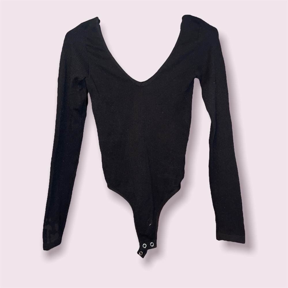 NWOT Black fitted bodysuit with v-neck in the front & back Women’s size S/M